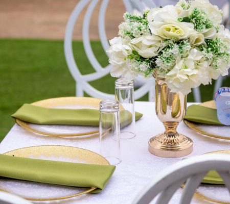 Chic outdoor table arrangement with white flowers in Accra, Ghana.