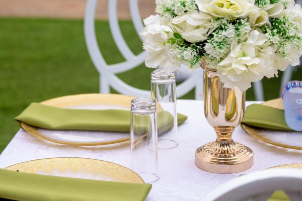 Chic outdoor table arrangement with white flowers in Accra, Ghana.